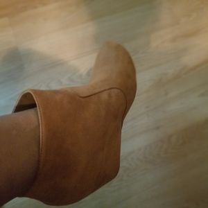 Caramel faux suede booties!